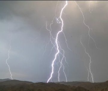 صواعق وأمطار غزيرة ورياح شديدة على جازان حتى الثام…