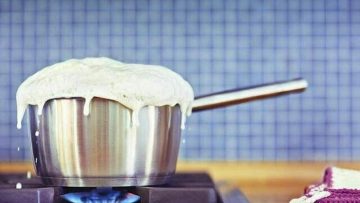 حل مشكلة فوران اللبن والماء بطريقة بسيطة